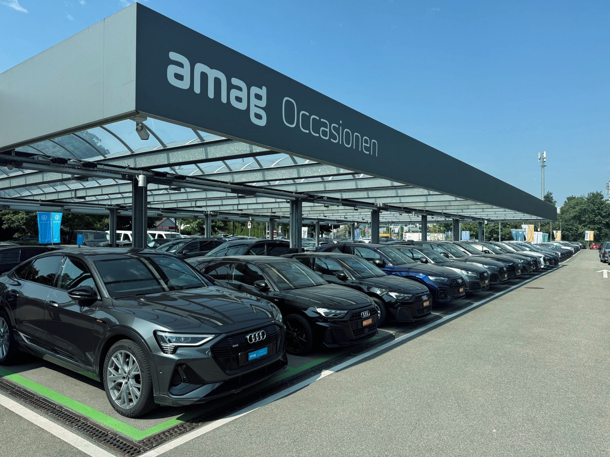 AMAG dealership using next-generation sepioo® Cellular digital vehicle price displays across its used-car inventory.