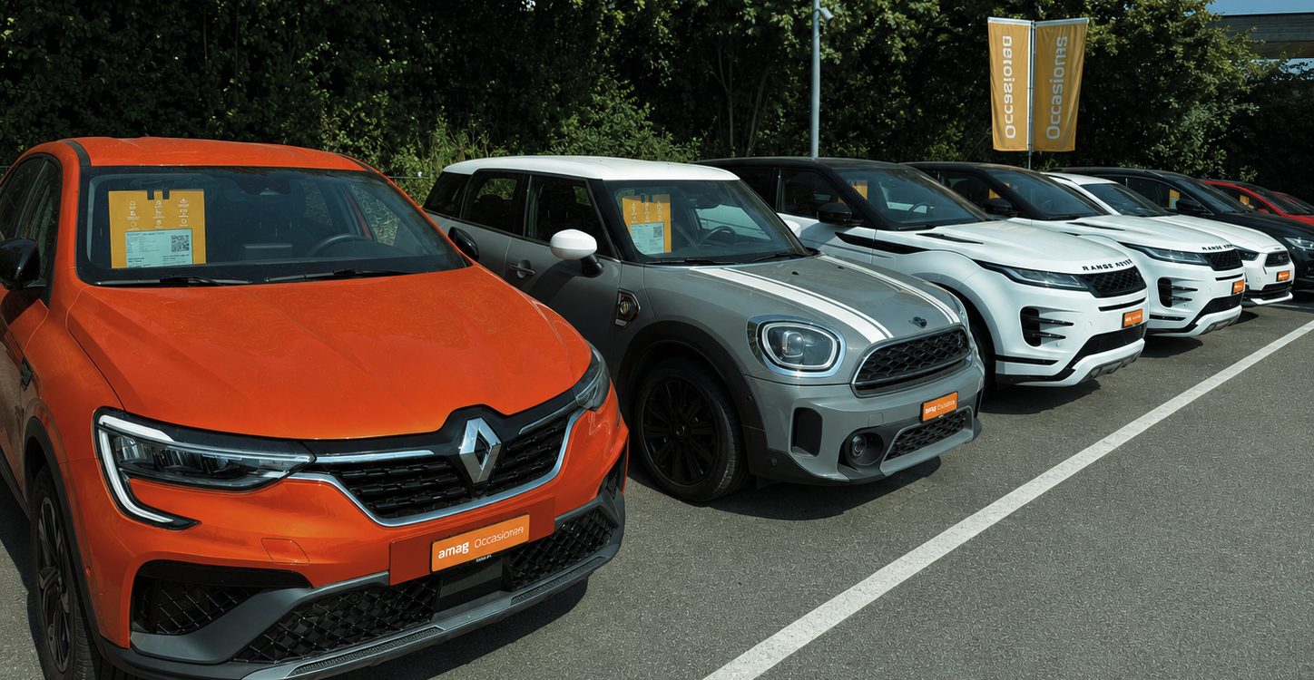 Used vehicles equipped with sepioo® Cellular digital price displays at an AMAG dealership.
